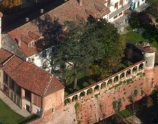 Castello di Bergamasco con torre ricostruita dopo il crollo a causa del terremoto